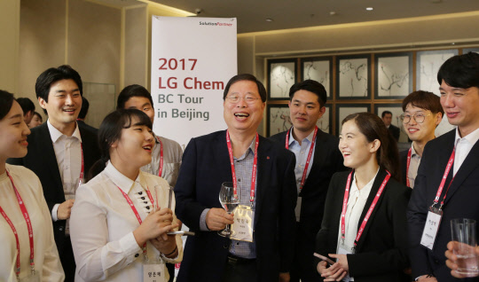 박진수 LG화학 부회장(앞줄 왼쪽 세번째)이 지난 16일 중국 베이징에서 열린 'BC투어' 채용행사에서 참가자들과 얘기를 나누고 있다. LG화학 제공